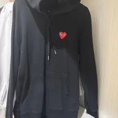 黒いハート刺繍フード付きパーカー