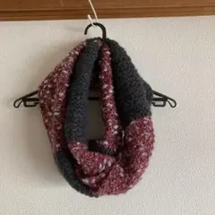 ハンドメイド　手編み　チャコールグレーとピンクの毛糸で編んだ　スヌード