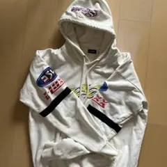 アイボリー フード付きパーカー ロゴプリントのサムネイル