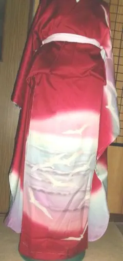 中古品　ピンクがかった赤地振袖