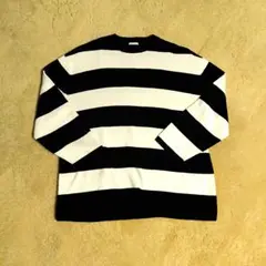 黒と白のストライプニットセーター
