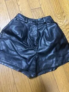 レザーショートパンツ