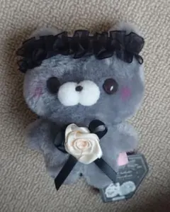 グレーのクマ型ぬいぐるみ