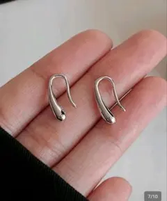 シンプルでコンパクトなウォータードロップピアス