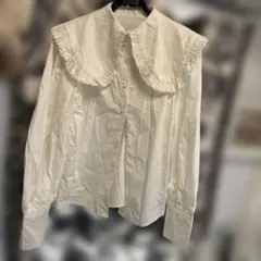 フリル付きホワイト長袖シャツ　ウィゴー