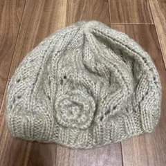 クリーム色 ニットビーニー 花モチーフ付き