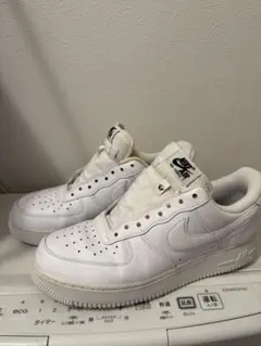 Nike Air Force 1 ホワイト スニーカーのサムネイル