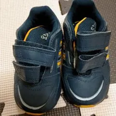 adidas　キッズ　スニーカー