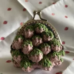 ハンドメイド　ピンクのプックリいちごのがま口　飴ちゃんポーチ　かぎ針編み