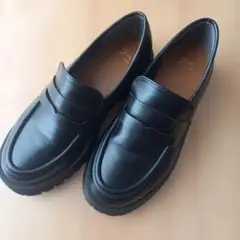 黒の厚底ローファー