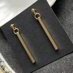 シンプルなゴールドピラースティックチャームのピアス