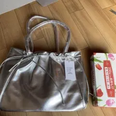 【新品タグ付】シルバー トートバッグ A4サイズ収納可 メタリック 巾着