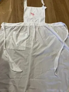 ホワイトエプロン 蝶の刺繍付き