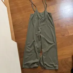 オリーブ色ストラップ付きジャンプスーツ