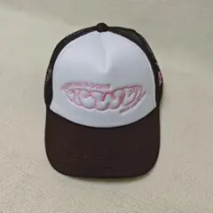 刺繍ロゴ トラッカーキャップ ホワイト/ブラウン