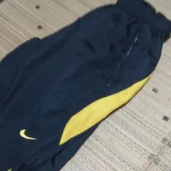 ナイキ　ウィンドブレーカー下