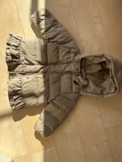 フード付きベージュダウンコート