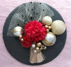 赤のピンポンマムとゴールドの和玉かんざしとタッセルのモダンな髪飾り