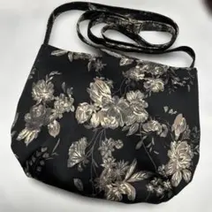 ハンドメイド　黒　花柄ふっくらショルダーバッグ