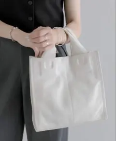 イアパピヨネ《牛革/2WAY》ダブルエンボススクエアトートバッグ オフホワイトM