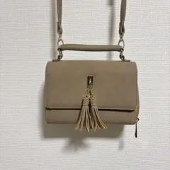ベージュ タッセル付きショルダーバッグ