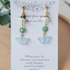 水色蝶と花チャームのイヤリング（ピアス変更可）匿名配送　No.437