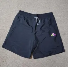 adidas 黒 ショートパンツ ロゴ入り