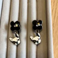 ブルドッグと花のクリップ式イヤリング