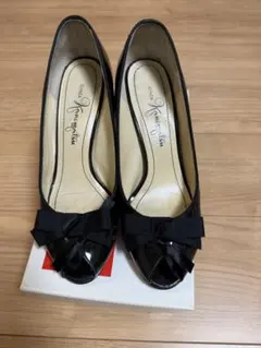 銀座かねまつエナメル 黒 オープントゥヒール リボン付き