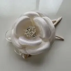 ホワイト花形ブローチ　コサージュ
