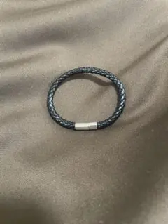 黒いレザーブレスレット 編み込みデザイン