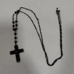 黒い十字架のネックレス