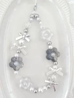 【再販③】ブラック×ホワイトフラワー〰︎︎ビーズストラップ 約18cm B837