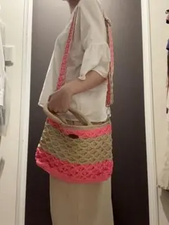ピンクとベージュのかごバッグ