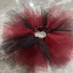 赤と黒のフリルシュシュ