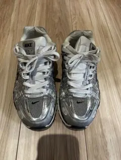Nike p6000 メタリックシルバー