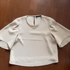 本日限定お値下げ ZARA WOMAN ベージュ フレアスリーブ トップス