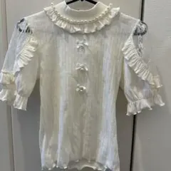 フリル付きホワイトブラウス
