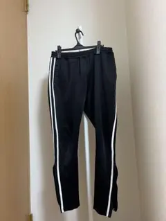 ブラック ジャージパンツ 白いストライプ