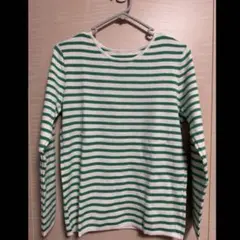 緑と白のボーダー長袖ニット