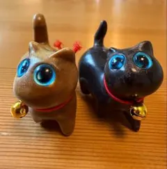 希少　木製　猫の置物 ペアセット (黒檀・緑檀) 癒やしの瞳と愛らしいデザイン
