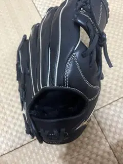 黒のレザー 野球用グローブ ストライプデザイン