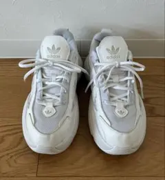 adidas OZGAIA 厚底ホワイト スニーカー