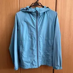 青いフード付きウィンドブレーカー