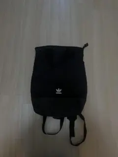 adidas 幾何学模様 リュック 黒
