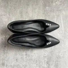 ブラックパール付きポインテッドトゥパンプス