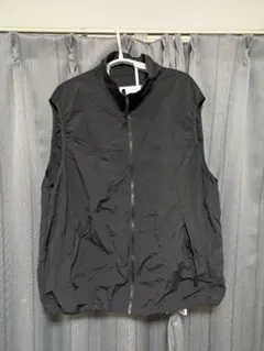 黒い軽量ジッパーベスト