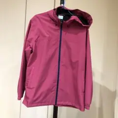 濃いピンクフード付きジャンパー