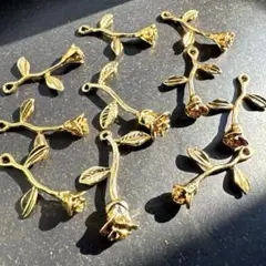 【合計１０個】バラの花デザイン ゴールドチャーム 金属製　アクセサリー