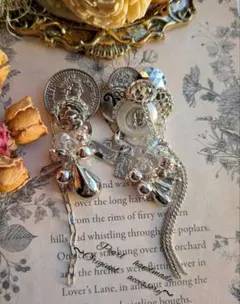 ヴィンテージ風ボタンカボション×ぷっくりドロップ形チャームシルバ（シルバー）